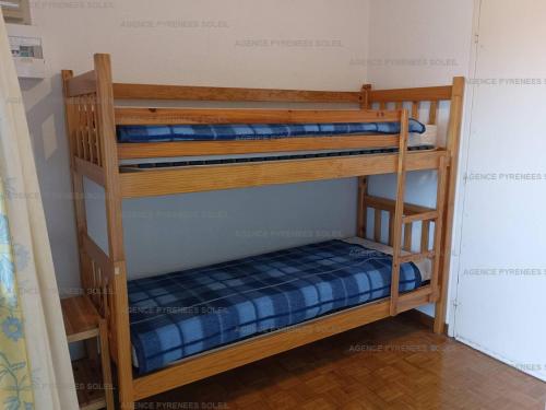 quelques lits superposés dans une chambre dans l'établissement Appartement lumineux avec balcon près du lac - FR-1-295-204, aux Angles