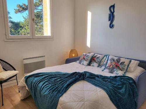 - une chambre avec un lit doté d'une couverture bleue dans l'établissement Studio cosy avec parking, à 100m du centre, proche plage - FR-1-788-47, à Merville-Franceville-Plage