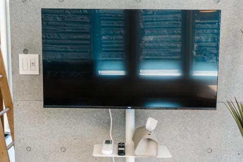 Televisyen dan/atau pusat hiburan di Tokyo Cabin