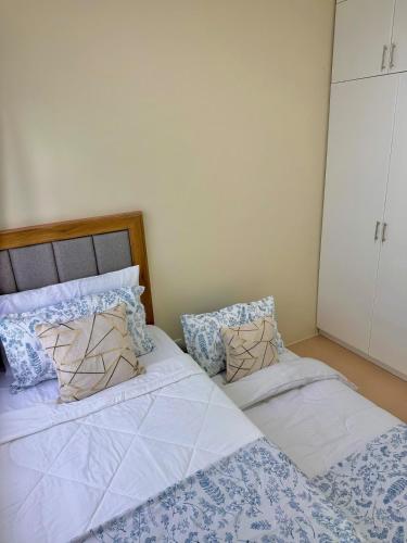 Una cama o camas en una habitación de Lene Condominium Unit Rental