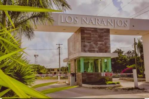 una gasolinera con un cartel que diga los nacionos en Apartamentos Marea CLOSE TO THE AIRPORT, en Cancún