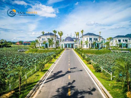 an empty road in front of a house at Onsen mineral bath, Vuon Vua, Thanh Thuy, Phu Tho in Phú Thọ