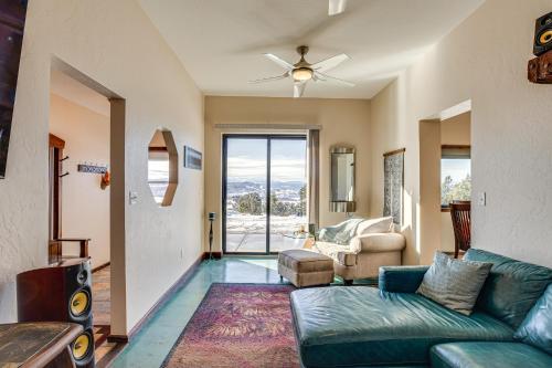 モントローズにある4 Mi to Black Canyon Mtn-View Apt in Montrose!のソファとテーブルのあるリビングルーム