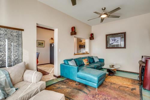 4 Mi to Black Canyon Mtn-View Apt in Montrose!にあるシーティングエリア
