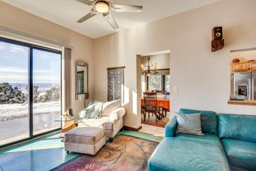 モントローズにある4 Mi to Black Canyon Mtn-View Apt in Montrose!の青いソファと窓のあるリビングルーム