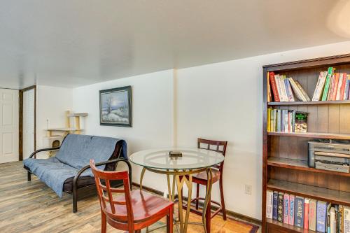 4 Mi to Black Canyon Mtn-View Apt in Montrose!にあるシーティングエリア