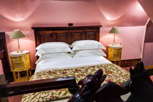 a bedroom with a large bed and two lamps at Thorngrove Manor in Stirling