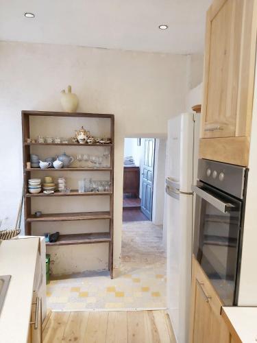 une cuisine avec un réfrigérateur blanc dans une pièce dans l'établissement Appartement spacieux à Algajola, à Algajola