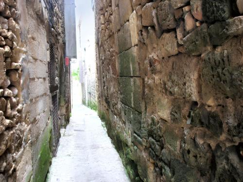 an alley in an old stone wall at Studio confortable près de Beaumont-du-Périgord, 60 m², cheminée in Beaumont-du-Périgord