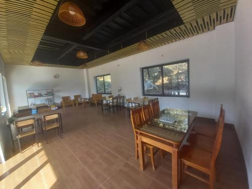 een woonkamer met een tafel en stoelen bij Trang An Pristine View homestay in Ninh Binh