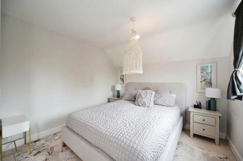 Postel nebo postele na pokoji v ubytování 3 Bedroom Beautiful Home with Garden, AC, Hot Tub