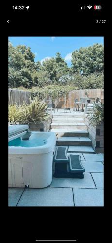 Fotografie z fotogalerie ubytování 3 Bedroom Beautiful Home with Garden, AC, Hot Tub v destinaci Portsmouth