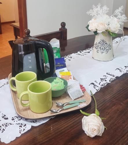 ein Tablett mit Tassen und einem Wasserkocher auf dem Tisch in der Unterkunft Departamento Plaza Centro in Gualeguaychú