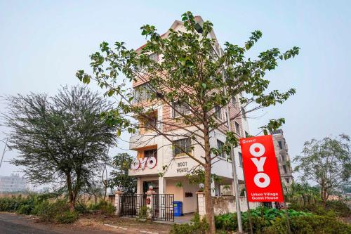ein Gebäude mit einem Schild davor in der Unterkunft Hotel O Urban Village Guest House in Kalkutta