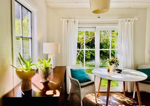 un salon avec une table et une fenêtre dans l'établissement Surfers Palace Torquay 1 min walk to beach, à Torquay