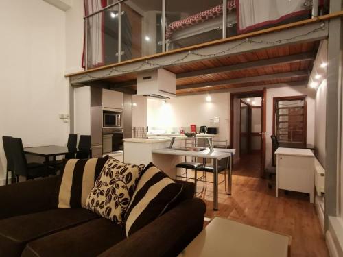 ein Wohnzimmer mit Couch und Tisch und eine Küche in der Unterkunft City Centre Most Central Location - New York Style 2 Double Bedrooms Apartment with 6 Proper Beds - most Central Location by the Xmas Market and Nightlife - Two Bathrooms and Kitchen - Parking for Cars and High Top Vans from Five Pounds a Day in Nottingham