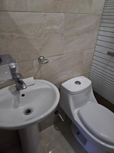 un bagno con un water bianco e un lavandino di Full Department 2 a Las Terrenas