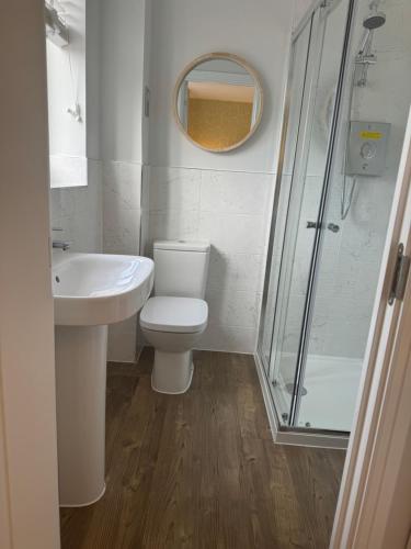 Phòng tắm tại 3 Bedroom Brand New Whiteley Home with Hot Tub