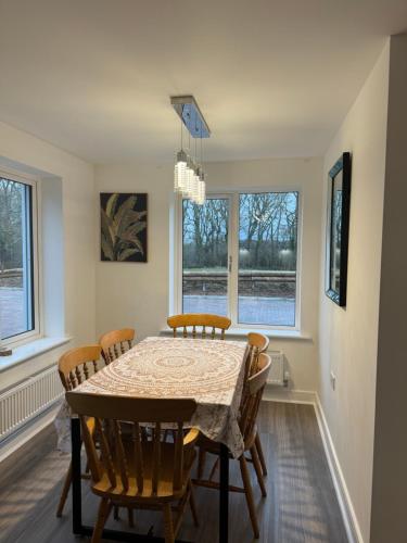 Ảnh trong thư viện ảnh của 3 Bedroom Brand New Whiteley Home with Hot Tub ở Botley