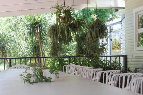 Forest Hill Retreat-Private 10 acre Upscale Property with lots of extrasにあるバルコニーまたはテラス