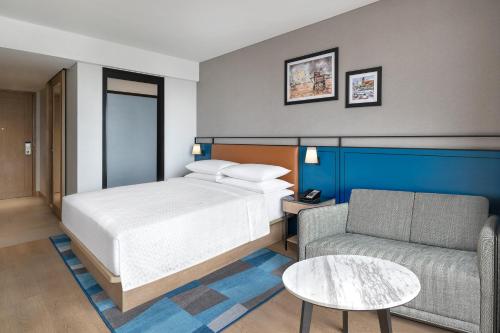 Una cama o camas en una habitación de Four Points by Sheraton Chennai, Velachery