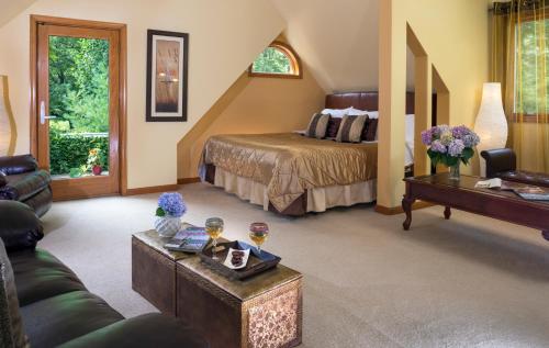 a hotel room with a bed and a couch at Cherry Valley Manor in Stroudsburg