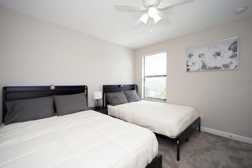 Ένα ή περισσότερα κρεβάτια σε δωμάτιο στο Tampa Private Home, Game Room, Theater Room & more! Close to attractions and beaches!