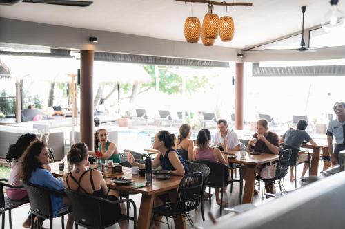 eine Gruppe von Menschen, die an Tischen in einem Restaurant sitzen in der Unterkunft Samahita Retreat in Laem Sor
