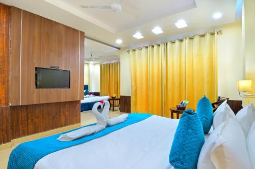 a hotel room with a bed and a tv at Hotel Royale Hills By RSP Vista Hotels & Resorts in Rishīkesh