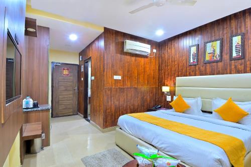 a bedroom with a bed and a wooden wall at Hotel Royale Hills By RSP Vista Hotels & Resorts in Rishīkesh