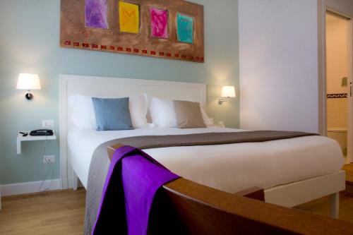 Un dormitorio con una cama grande con una manta morada. en Ripense In Trastevere, en Roma