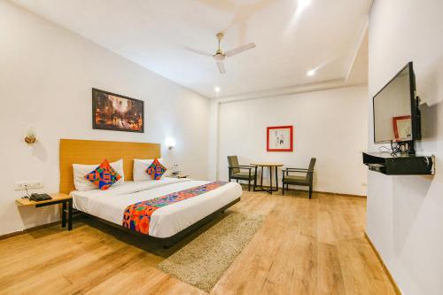 Кровать или кровати в номере FabHotel Comfort Residency I Near Artemis Hospital Gurgaon