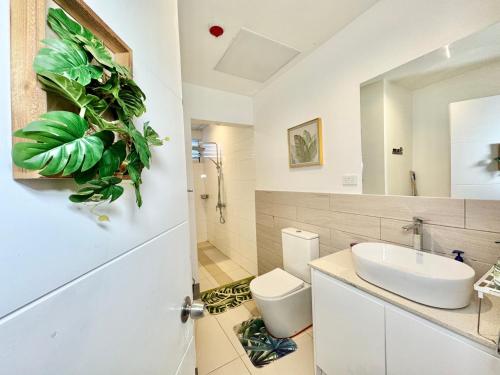 un bagno bianco con lavandino e WC di 云夕民宿 a Nadi