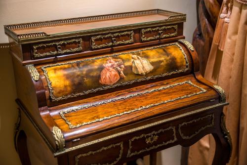 an old piano with a painting on it at Thorngrove Manor in Stirling