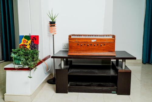 a table with a wooden chest on top of it at Villa Baranzio in Tangalle