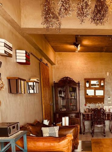 a living room with a couch and a table at Noosa海岸行館 in Fengbin