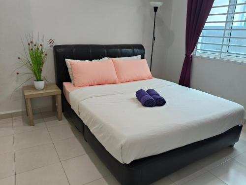 Katil atau katil-katil dalam bilik di D'ZAHRA HOME - with 30ft private pool