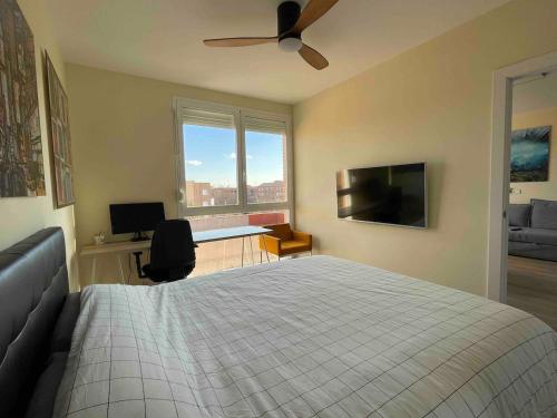 マドリードにある23 DOWN TOWN IN METRO IN 5 Station straigh WIFI ACのベッドルーム1室(ベッド1台、天井ファン、デスク付)