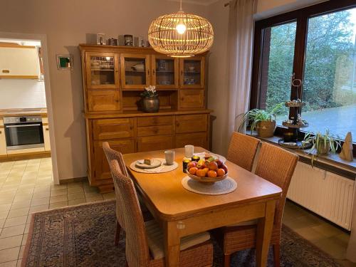 a kitchen with a table with a bowl of fruit on it at Ferienwohnung an der Berkelquelle in Billerbeck