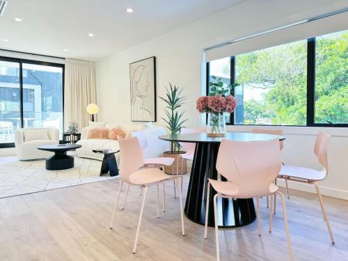 a living room with a table and chairs at Luxury 4Bedroom Townhouse in Central Greenlane - ASB Showgrounds & Cornwall Park in Auckland