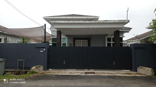 Bangunan di mana terletaknya vila ini