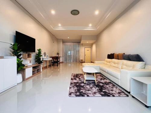 Μια τηλεόραση ή/και κέντρο ψυχαγωγίας στο Jasmine Pool Villa Hatyai