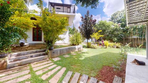 Zahrada ubytování 3 Bedroom Quiet Coastal House few steps from the stunning beach