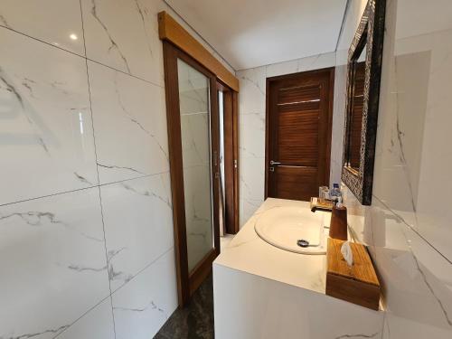 Bilik mandi di The AHA Villa Ubud by Guru experience