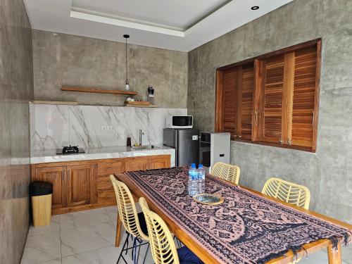 Dapur atau dapur kecil di The AHA Villa Ubud by Guru experience