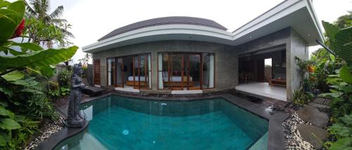 Kolam renang di atau dekat dengan The AHA Villa Ubud by Guru experience