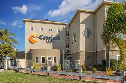 a building with a c construction firm sign on it at Comfort Inn Lathrop Stockton Airport in Lathrop
