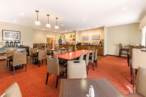 a restaurant with tables and chairs and a bar at Quality Inn & Suites University Fort Collins in Fort Collins