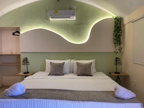 Postel nebo postele na pokoji v ubytování Almabella Hotel