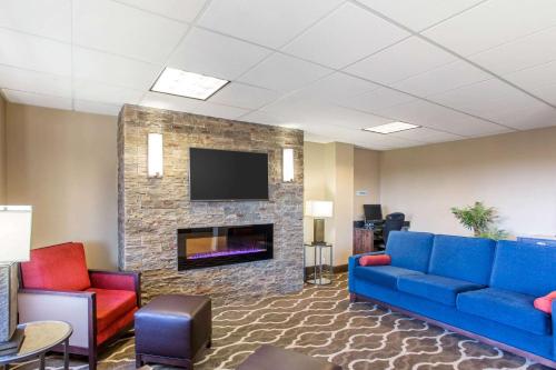a waiting room with couches and a fireplace at Comfort Inn Franklin Highway 96 in Franklin